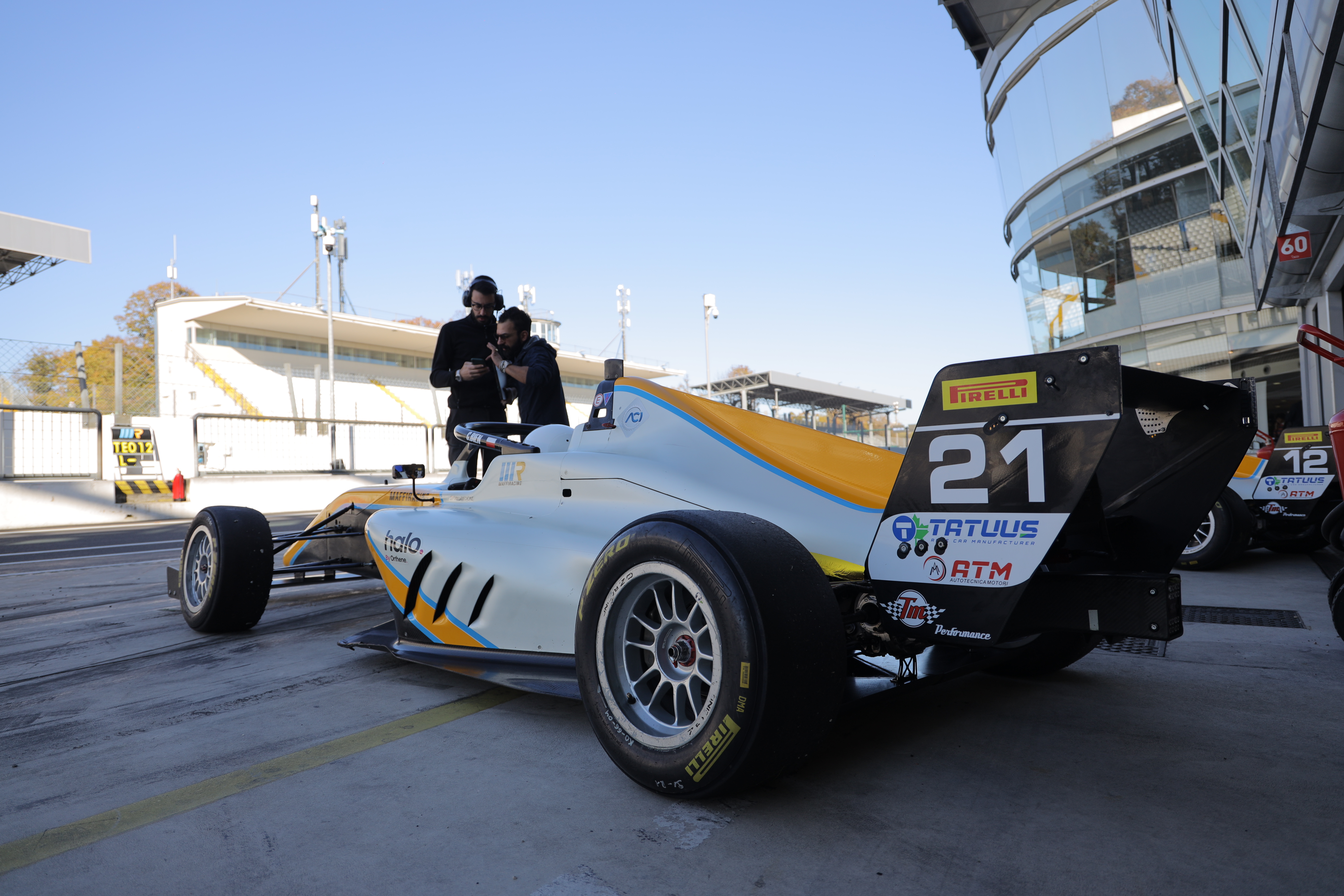 Cezary Bien preparing with teams and simulator work